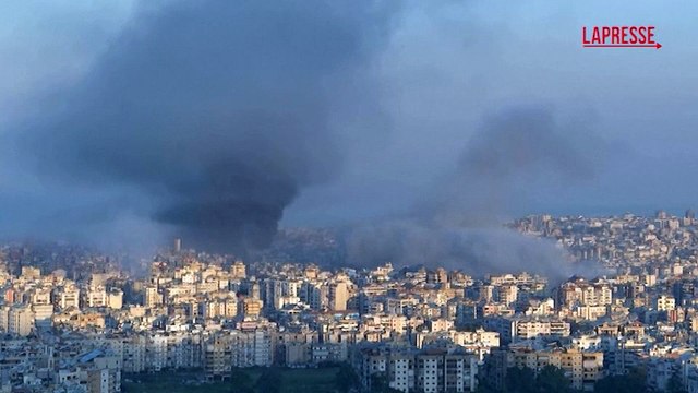 Iran, aereo commerciale decolla da Beirut tra le esplosioni e le colonne di fumo