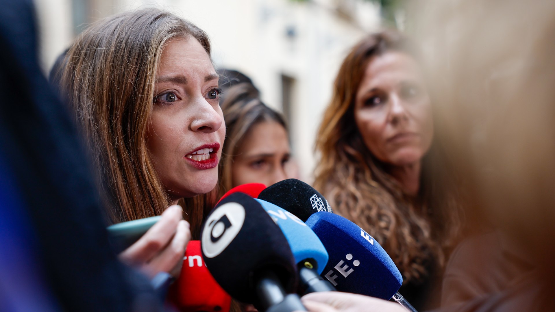 La portavoz del PP en el Congreso, Ester Mu�oz, replic� este martes al Gobierno de Pedro S�nchez que no es "muy de fiar" porque ha dejado "tirados" a sus aliados internacionales, y afirm� que es Ir�n el que "no respeta el derecho internacional" porque es un r�gimen que "lapida a mujeres, cuelga a homosexuales y alienta a grupos terroristas para que ataquen a otros pa�ses".
Mu�oz hizo estas declaraciones ante los medios en Valencia, donde se aline� con el canciller alem�n, Friedrich Merz, y defendi� que "el derecho internacional no puede ser la coartada de reg�menes totalitarios que asesinan a personas".
"Es una cuesti�n muy compleja de derecho internacional que yo creo que no puede llevarnos al simplismo del 's� a la guerra' o 'no a la guerra'. Todos estamos en contra de la guerra, esto es mucho m�s complejo que un simple eslogan", zanj� la dirigente del PP al ser preguntada por la responsabilidad que tiene Estados Unidos en este conflicto.
Mu�oz se centr� principalmente en cargar contra el Ejecutivo de S�nchez, al que acus� de operar con "c�lculo pol�tico" y sin pensar "en las consecuencias" que puede sufrir el pa�s por sus decisiones.
En este sentido, record� que, este a�o, Estados Unidos se ha convertido en el mayor proveedor de gas de Espa�a por el "cambio de posici�n" del Gobierno en el Sahara Occidental &ndash;que le vali� una crisis diplom�tica con Argelia&ndash;, deslizando que la Administraci�n de Donald Trump podr�a encarecer o limitar el acceso de Espa�a a este recurso.
Por ello, pidi� a S�nchez "hacer una reflexi�n seria y ver cu�les pueden ser las consecuencias para Espa�a de la irresponsabilidad y la frivolidad con la que S�nchez trata todos los asuntos internacionales", m�s cuando se ha registrado un ataque en Chipre y "la Liga �rabe est� en contra de Ir�n".
Por �ltimo, Mu�oz lament� que el Gobierno de Pedro S�nchez haya sido felicitado por "un r�gimen" como el de Ir�n por su posici�n respecto al conflicto. Y remarc� que el PP, en contraposici�n, celebrar� este jueves en el Congreso unas jornadas con dos activistas procedentes de Ir�n y Cuba "para hablar de la libertad, del feminismo y de las mujeres en reg�menes autoritarios que las asesinan por el hecho de ser mujeres".