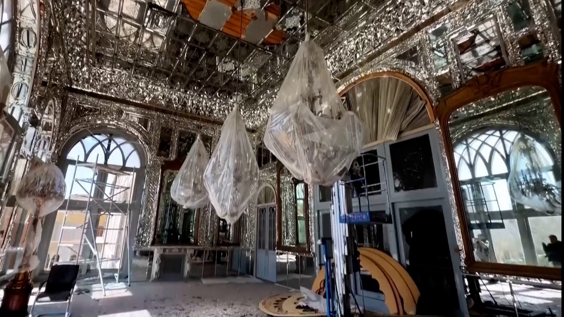 La UNESCO ha expresado su preocupaci�n por el palacio de Golest�n, patrimonio de la humanidad situado en la capital iran�, que seg�n se informa ha resultado da�ado por un ataque a�reo en sus inmediaciones.
Durante una visita organizada por el Gobierno iran� para los medios de comunicaci�n, se pudieron ver las ventanas y el techo da�ados del palacio, as� como cristales esparcidos por el suelo.
Seg�n inform� la agencia de la ONU, el lunes se produjo un ataque contra la plaza Arag de Teher�n, situada en la zona de amortiguaci�n del palacio.
El palacio result� da�ado por los escombros y las ondas expansivas del ataque, seg�n la agencia.
El palacio se convirti� en la sede del Gobierno de la dinast�a Qajar, que tom� el poder en 1779 y convirti� a Teher�n en la capital del pa�s.
Afarin Emami, directora del palacio, que ahora es un museo, declar� el lunes a la agencia de noticias Tasnim que las ondas expansivas provocadas por un ataque a�reo hab�an roto ventanas y da�ado puertas.
Israel y Estados Unidos llevan desde el s�bado bombardeando diversos objetivos en Teher�n.
En respuesta, Ir�n ha estado lanzando misiles y drones contra Israel y los pa�ses vecinos por albergar bases y tropas estadounidenses.