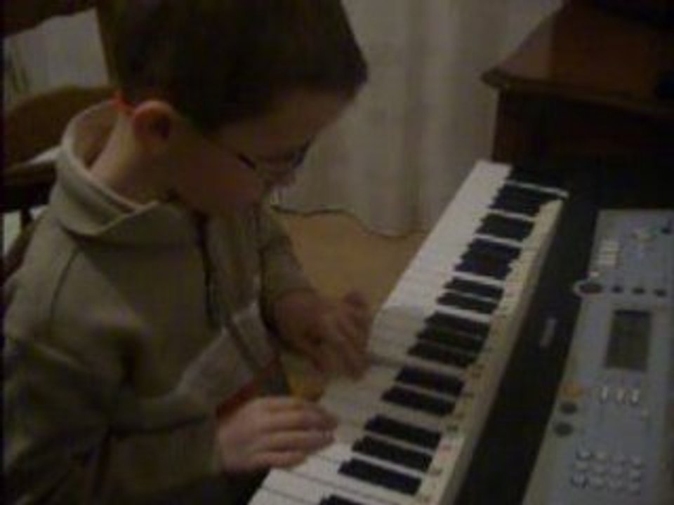 mon tit frère qui joue du piano