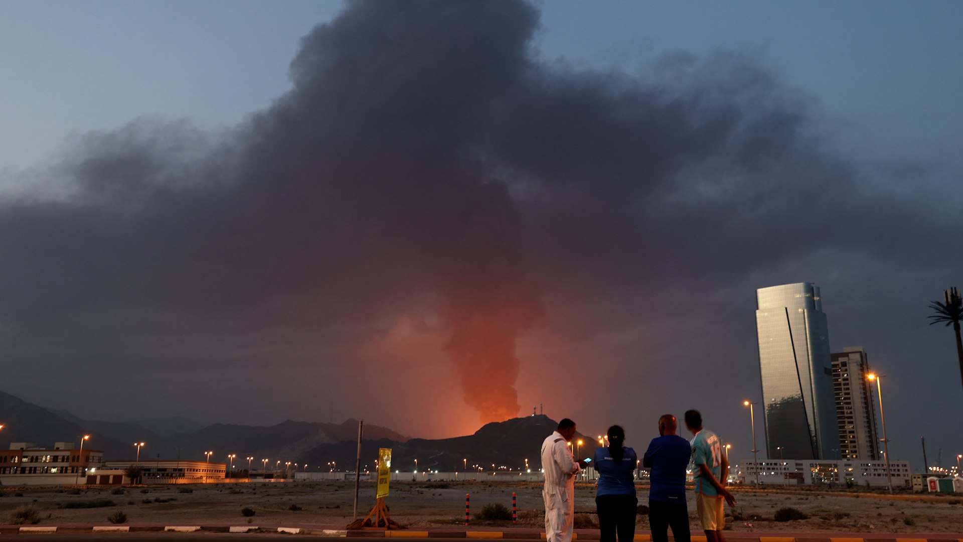 La campa�a militar coordinada entre Estados Unidos e Israel contra territorio iran� no mostr� signos de detenerse este martes, con nuevos ataques dirigidos espec�ficamente contra buques de guerra y emplazamientos de misiles bal�sticos. Esta operaci�n representa una sorprendente exhibici�n de fuerza por parte del presidente Donald Trump, quien lleg� a la Casa Blanca con la promesa de poner fin a las "guerras eternas" bajo su doctrina de "Estados Unidos primero". Sin embargo, el mandatario ha endurecido su postura, afirmando que su pa�s tiene la capacidad de extender las operaciones militares mucho m�s all� del plazo previsto inicialmente de cuatro a cinco semanas.