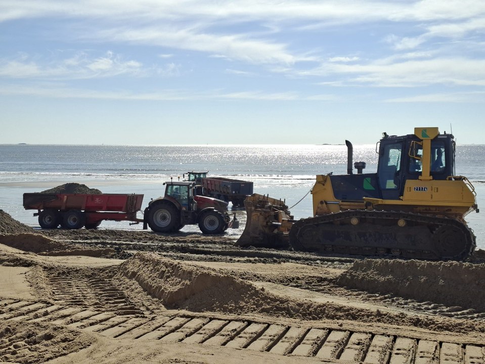 Du sable pour compenser l'érosion hivernale sur la plage de La Baule