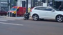 Colisão traseira entre Volvo e moto deixa motociclista ferido