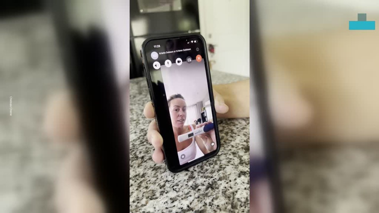 Best Friends Announce Pregnancies to Each Other at the Same Time