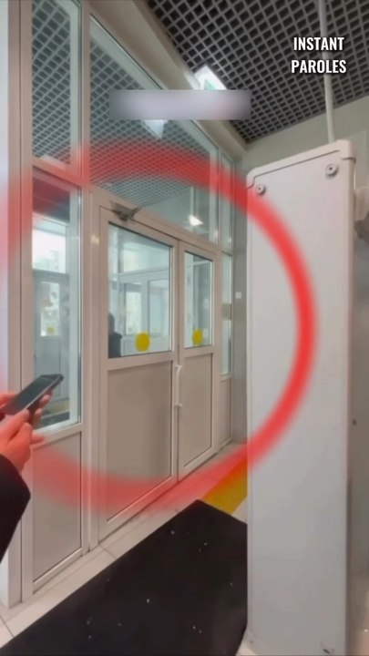 Cet agent de sécurité se fait surprendre par les élèves du lycée pour son anniversaire