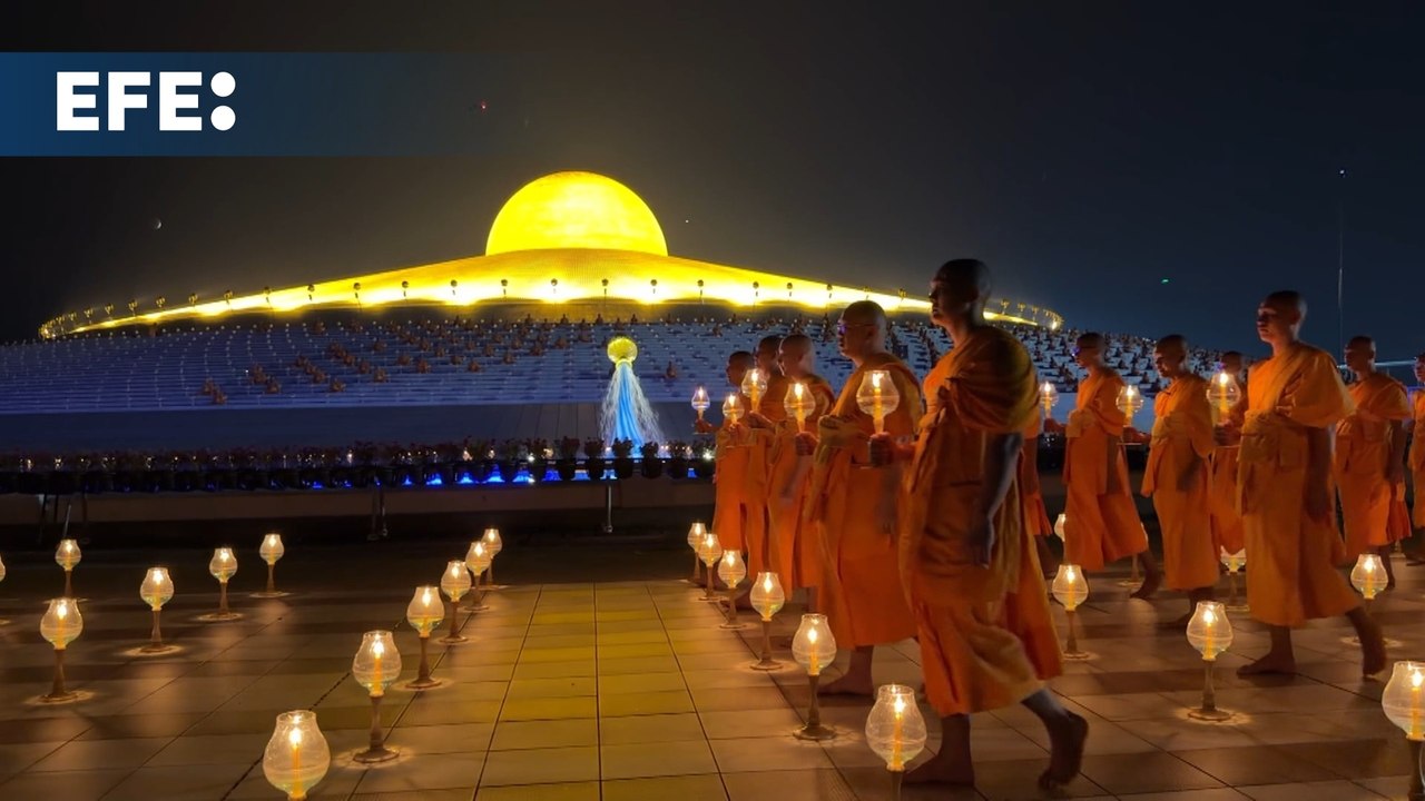 Un eclipse total de Luna acompaña a budistas tailandeses en la celebración de Makha Bucha