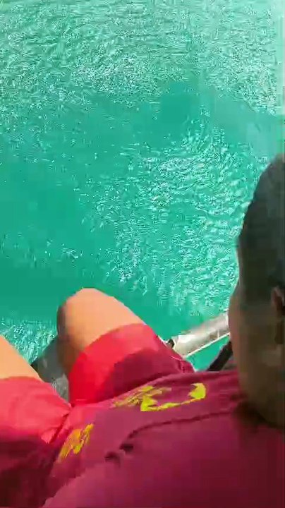 Bombeiro salta de helicóptero para resgatar pescadores de naufrágio na Praia do Sobral