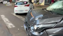 Carros se envolvem em batida no Centro de Cascavel