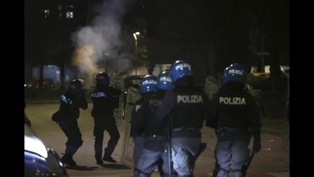 Bologna, il video dei nuovi disordini al Pilastro intorno al cantiere del Muba: fiamme e idranti
