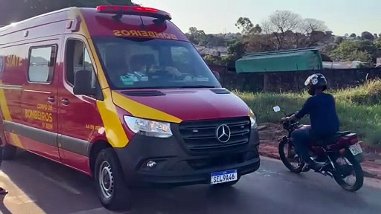 Mulher fica ferida após moto deslizar em óleo na pista no Jardim Aeroporto