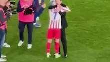 El emotivo abrazo de Simeone y Griezmann tras el partido