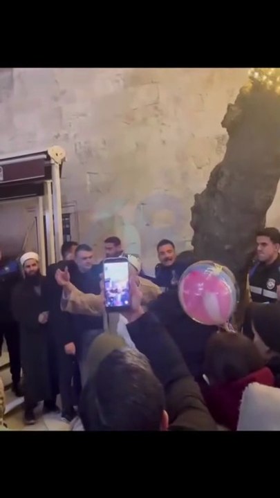 Celal Karatüre’ye hayranlar akın etti: Haremlik-selamlık fotoğraf kuyruğu