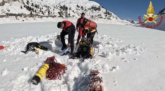 Sommozzatori dei Vigili del fuoco, esercitazione sotto il ghiaccio del lago di Fedaia