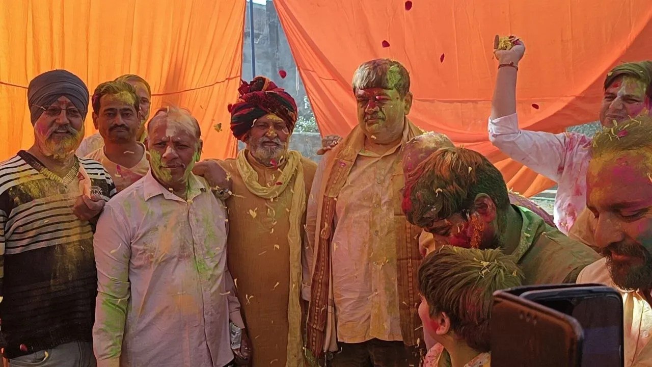 आज भी होली खेल रहे लोग। वन मंत्री संजय शर्मा होली खेलते हुए