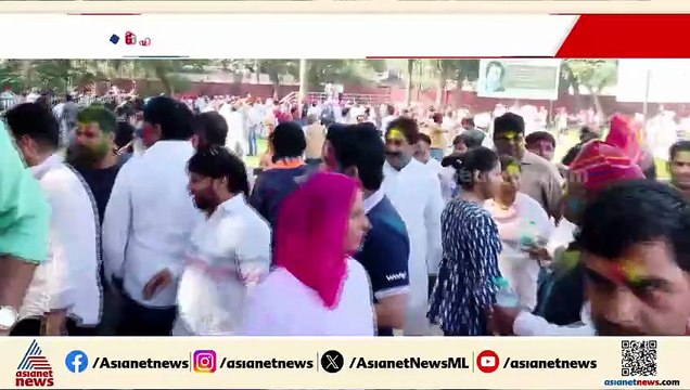 ഹോളി ആഘോഷിക്കാനെത്തി രാഹുൽ ഗാന്ധി; AICC ആസ്ഥാനത്ത് പ്രവര്‍ത്തകരുടെ ആഘോഷം