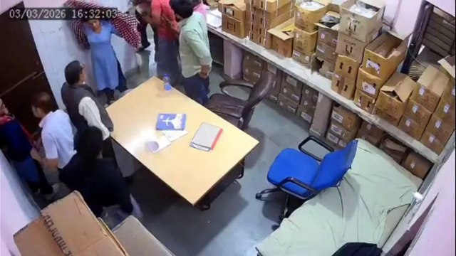 डॉक्टर नहीं मिलने पर जिला अस्पताल में हंगामा; इमरजेंसी में रखी टेबल को पटका, रेजिडेंट डॉक्टर के साथ गाली-गलौज व धक्का मुक्की का आरोप