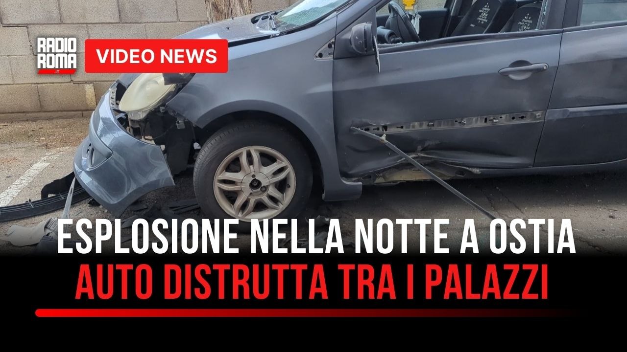 Esplosione nella notte a Ostia: auto distrutta nel cortile tra i palazzi