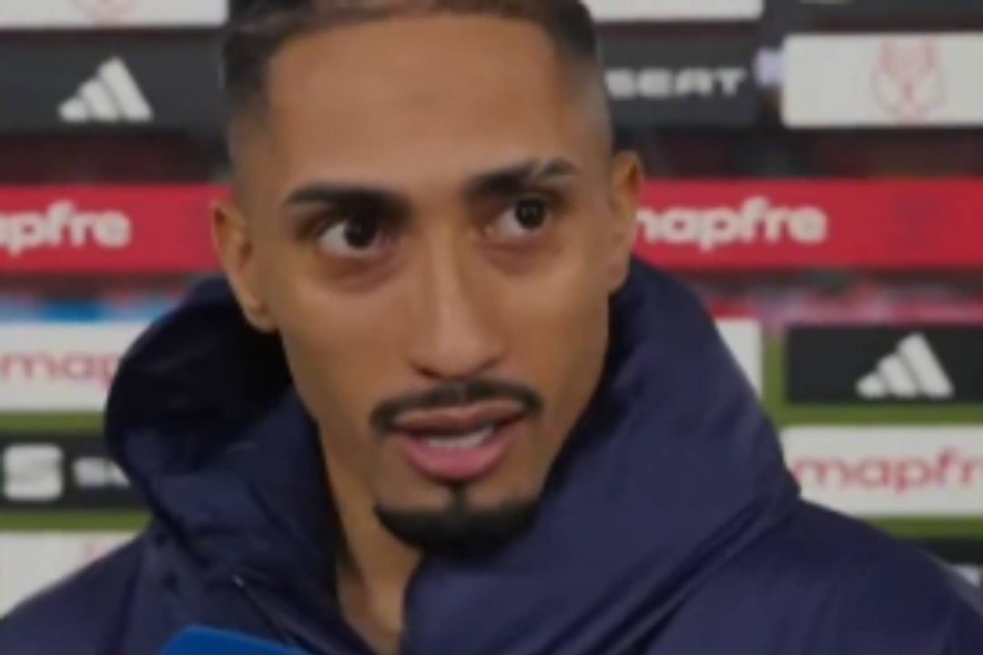 El corte de Raphinha a un aficionado: "¡Calma, hombre, calma... Tranquilo!"