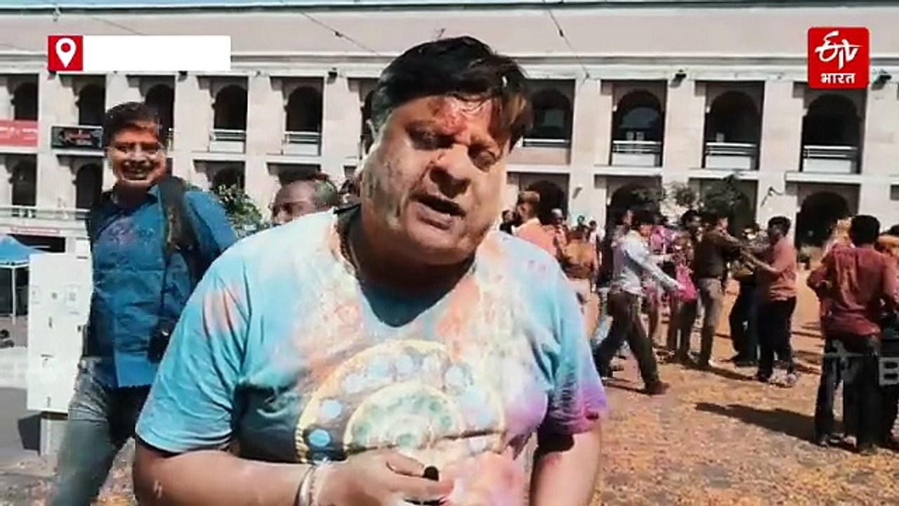 बाबा विश्वनाथ धाम में भक्त खेल रहे जमकर होली; गुलाल से सराबोर हुई महादेव की नगरी काशी