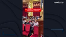 El PSOE llena de inmigrantes el Parlament para que presenciaron el rechazo de PP-Vox a la regularización