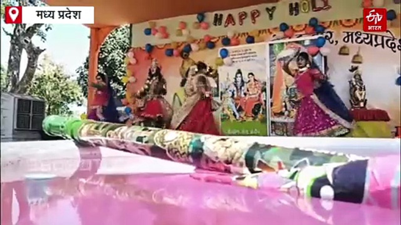 इंदौर सेंट्रल जेल में बरसाना थीम पर होली, जेल डीजी वरुण कपूर हुए शामिल, कैदियों ने जमकर खेले रंग