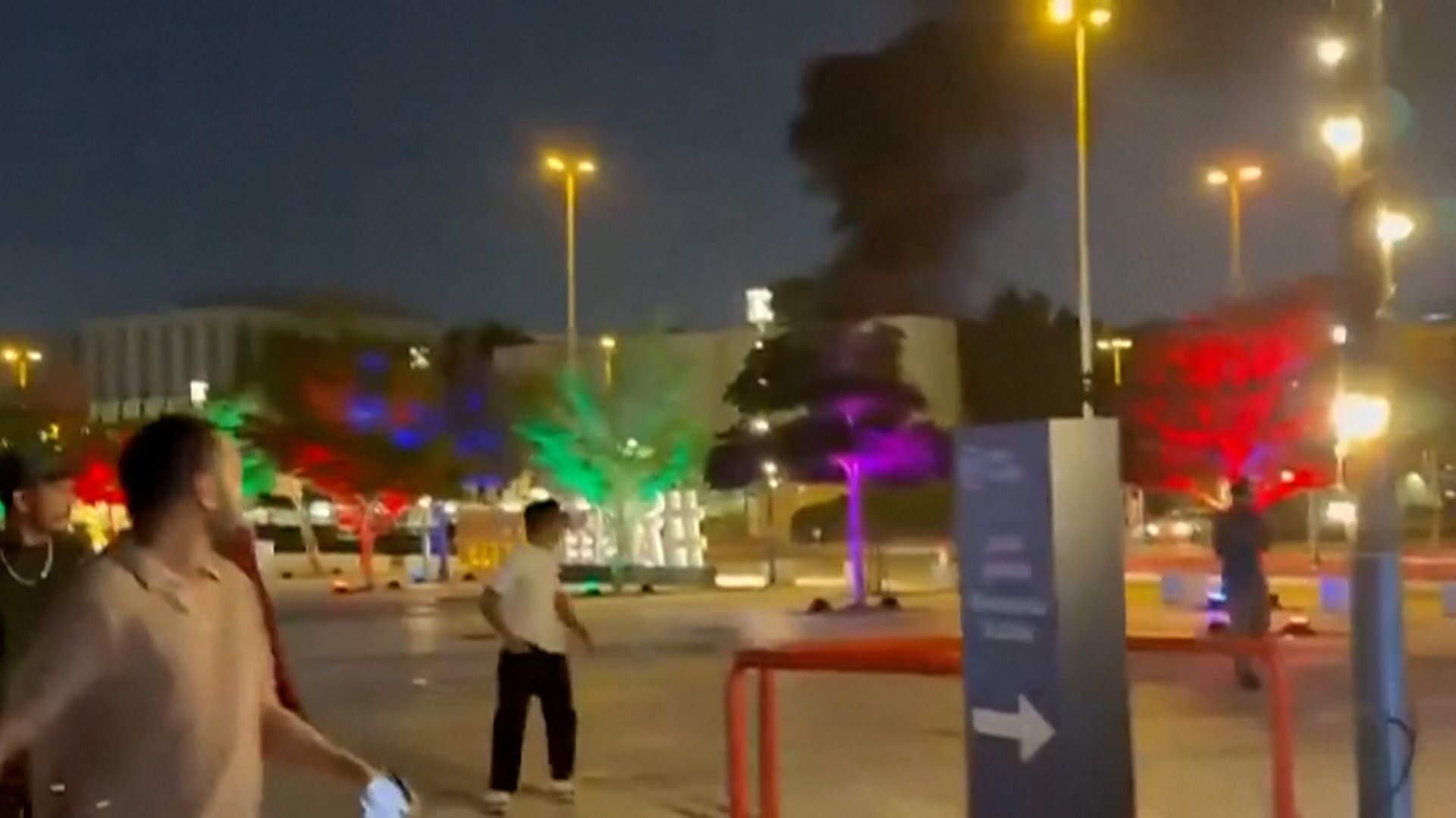 La escalada b�lica entre Estados Unidos e Ir�n ha alcanzado un nuevo punto cr�tico este martes. Tras los intensos bombardeos de la operaci�n "Furia �pica", un dron iran� logr� burlar los sistemas de defensa y estrellarse contra un aparcamiento situado frente al consulado estadounidense en Dub�i. El secretario de Estado, Marco Rubio, confirm� que el impacto provoc� un incendio, aunque afortunadamente todo el personal diplom�tico ha sido localizado y se encuentra a salvo.