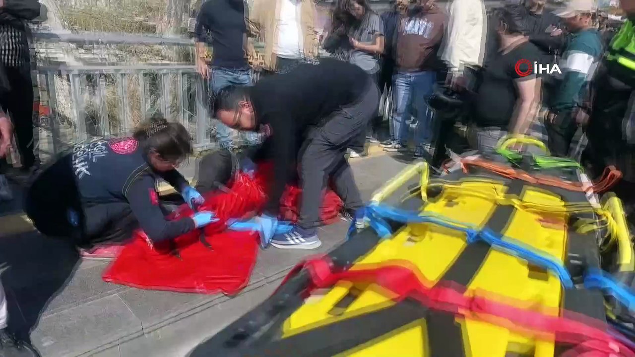 Antalya'da motosiklet kazası Yerde yatan kızının elini bırakmadı!