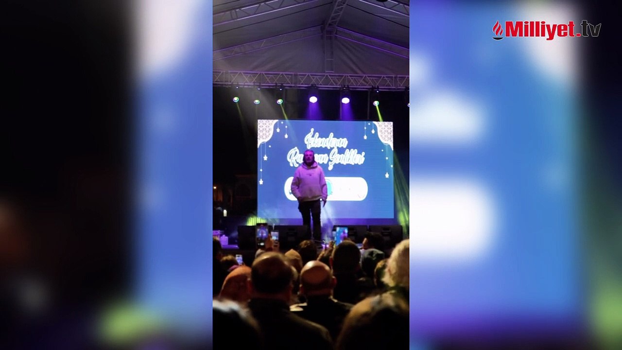 Sahneye çamur içinde çıktı! Şarkıcı Çelik’ten anlamlı hareket