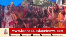 Karwar Holi Celebration | ಹೋಳಿ ಸಂಭ್ರಮ, ಬಣ್ಣದ ಆಟದ ಬಳಿಕ ಸಮುದ್ರ ಸ್ನಾನ ಮಾಡಿದ ಜನರು! | Suvarna News