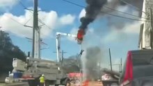Camião grua deflagra em chamas e funcionário fica pendurado em estrutura
