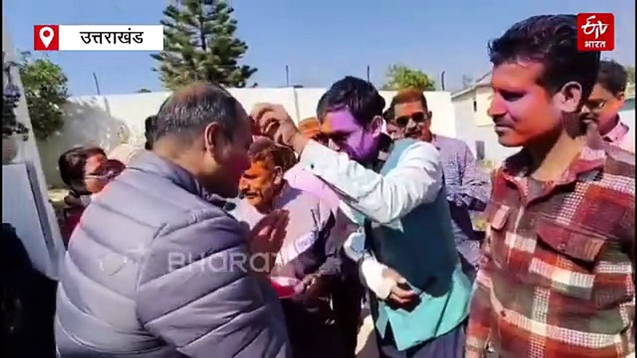 चंपावत डीएम की डांस वाली होली, अधिकारियों के साथ जमकर थिरके, खूब उड़ा अबीर गुलाल