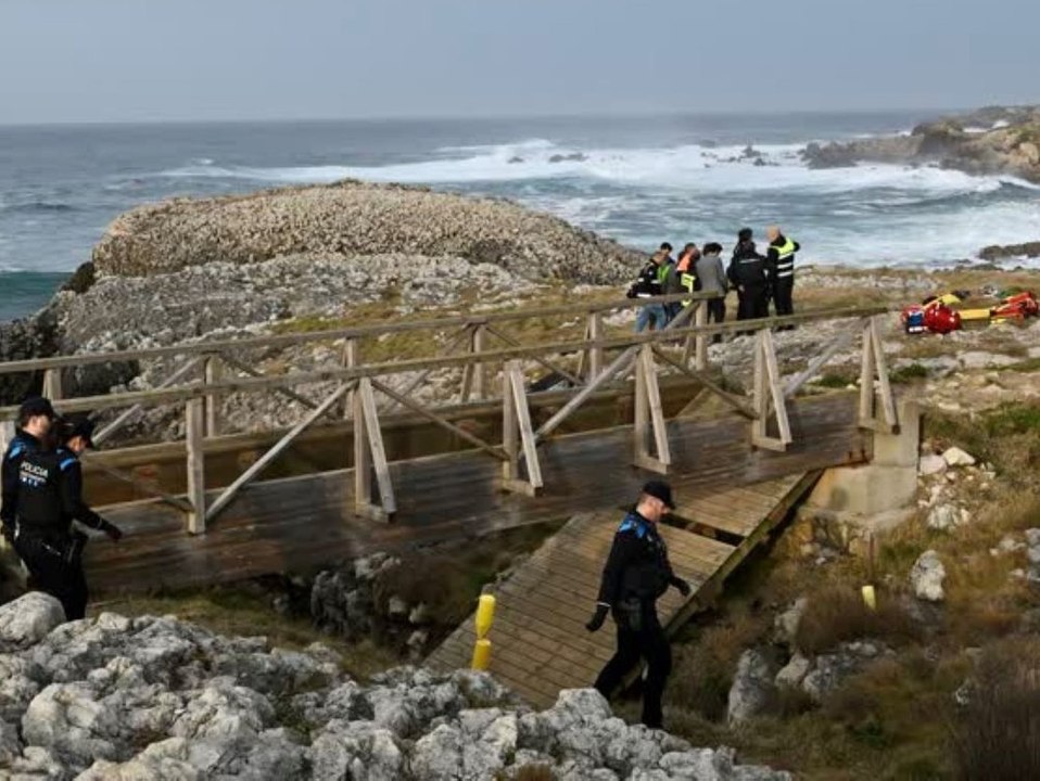 Tragödie am Strand: Steg bricht ein und fünf Menschen sterben