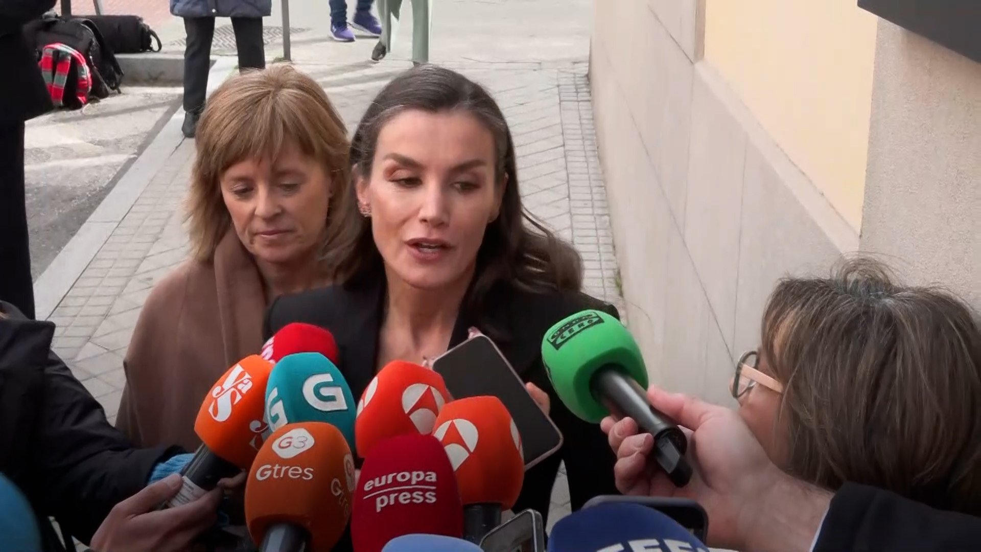 La reina Letizia ha acudido a la capilla ardiente del periodista Fernando �nega, "un profesional al que todos nos quer�amos parecer" cuando estudi�bamos periodismo en los a�os 90, ha se�alado al llegar a la Casa de Galicia de Madrid donde se ha instalado el velatorio.
"Vengo a dar un abrazo y a reconocer una profesi�n; el periodismo, un medio; la radio y a un profesional artesano que es Fernando �nega", ha dicho antes de entrar en la capilla ardiente y dar el p�same a la familia, entre la que se encuentra su amiga Sonsoles, la hija del periodista fallecido ayer a los 78 a�os.
Letizia ha recordado emocionada c�mo todos los estudiantes de la facultad de Ciencias de la Informaci�n de Madrid en los a�os 90 "ten�amos a Fernando �nega como un hombre inalcanzable, como un profesional al que todos nos quer�amos parecer" y ha recalcado que "me ha acompa�ado toda la vida" a trav�s de la radio.