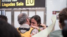 Emotivos encuentros de los españoles evacuados de Oriente Próximo: "Hemos pasado miedo"