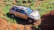 Carro cai em barranco na BR-277, em Santa Tereza do Oeste