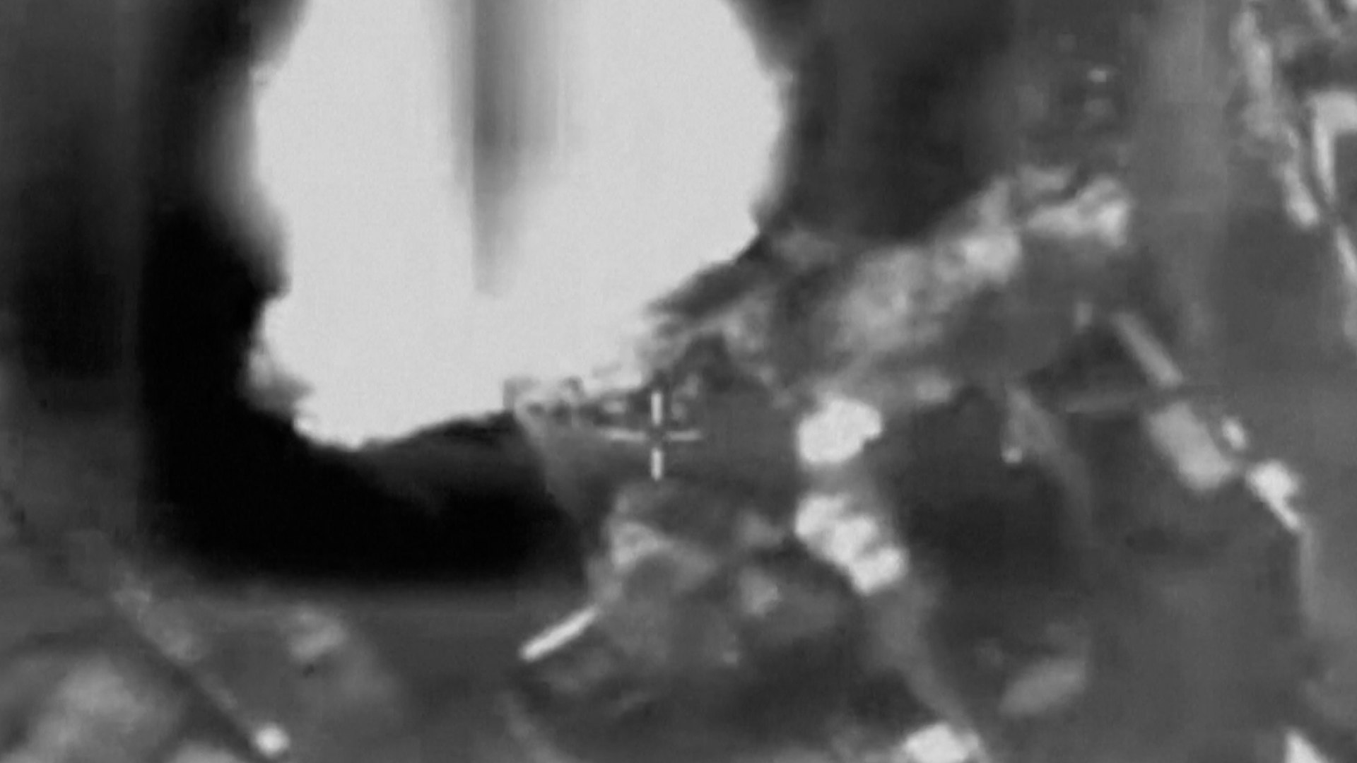 El ej�rcito israel� afirm� el mi�rcoles que hab�a llevado a cabo ataques en Beirut contra infraestructuras de Hezbol�. En un comunicado de prensa publicado el mi�rcoles, las Fuerzas de Defensa de Israel (FDI) afirmaron que "entre los objetivos se encontraban un almac�n subterr�neo de armas y otros centros de mando"."Las FDI tambi�n atacaron un emplazamiento utilizado por Hezbol� para ataques terroristas, recopilaci�n de informaci�n y propaganda", a�adieron.
Un portavoz del ej�rcito israel� afirm� el mi�rcoles que Israel ha atacado m�s de 250 objetivos de Hezbol� en el L�bano en las �ltimas 48 horas.
Israel afirm� que est� tomando represalias contra los militantes de Hezbol� despu�s de que el grupo respaldado por Ir�n disparara contra Israel tras los ataques conjuntos de Israel y Estados Unidos contra Ir�n.
Seg�n el Ministerio de Sanidad, m�s de 50 personas han muerto en el L�bano y m�s de 300 han resultado heridas.