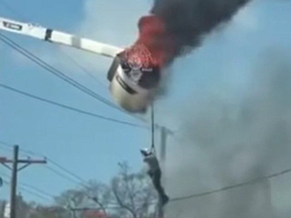 In sechs Metern Höhe: Arbeiter baumelt von brennendem Kran