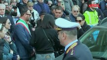 Trapianto a Napoli, a Nola i funerali del piccolo Domenico: la piccola bara accolta dagli applausi