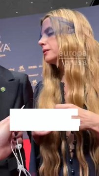 Pues el presentador si hablo,parece ser que unos si pueden mientras sigan su relato,pero los que no lo hacen,no pueden!!!!!