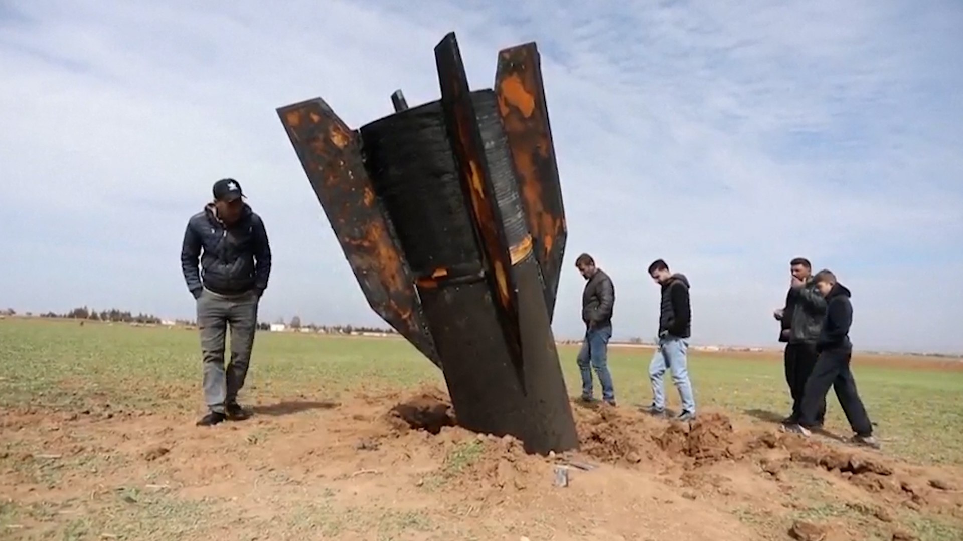 Esta ma�ana ha ca�do un misil en un espacio abierto cerca de la ciudad de Qamishli, controlada por los kurdos, en el noreste de Siria. Los vecinos de la zona se han acercado al lugar, y se han reunido alrededor de �l mientras lo observaban.
Joudi Asaad, un pastor de 18 a�os, ha recordado el momento de la explosi�n y ha a�adido que el impacto ha asustado tanto a los animales como a los residentes de las zonas vecinas.
Asaad y otros testigos han comentado que el misil ha explotado alrededor de las 07:00 a. m. hora local (0400 GMT), y que ca�do al suelo sin causar v�ctimas. A�n no se ha podido identificar el origen del misil.