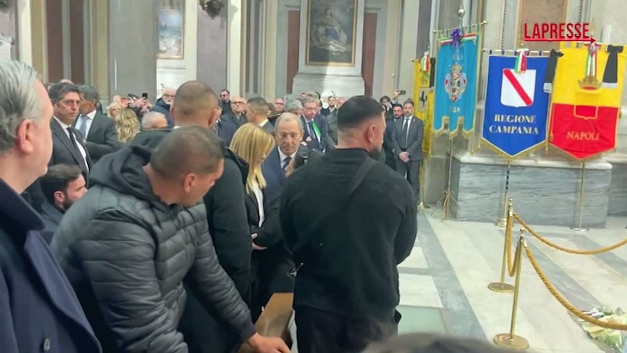 Trapianto Napoli, premier Meloni a Nola ai funerali di Domenico: l'abbraccio con la mamma
