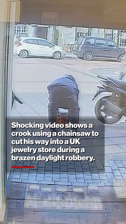Chainsaw-wielding thugs smash into jewelry store