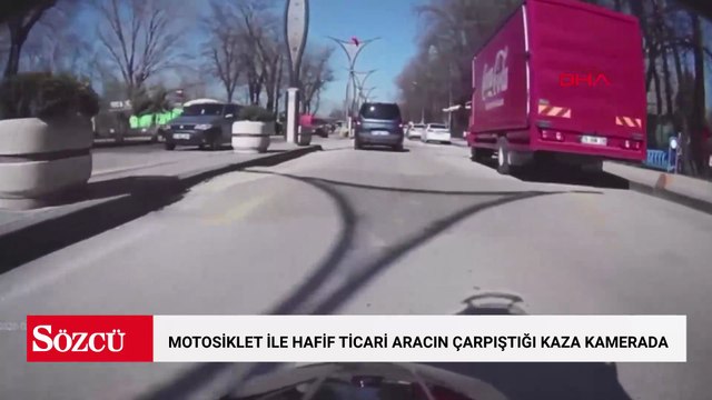 Motosiklet ile hafif ticari aracın çarpıştığı kaza kamerada; 2 yaralı