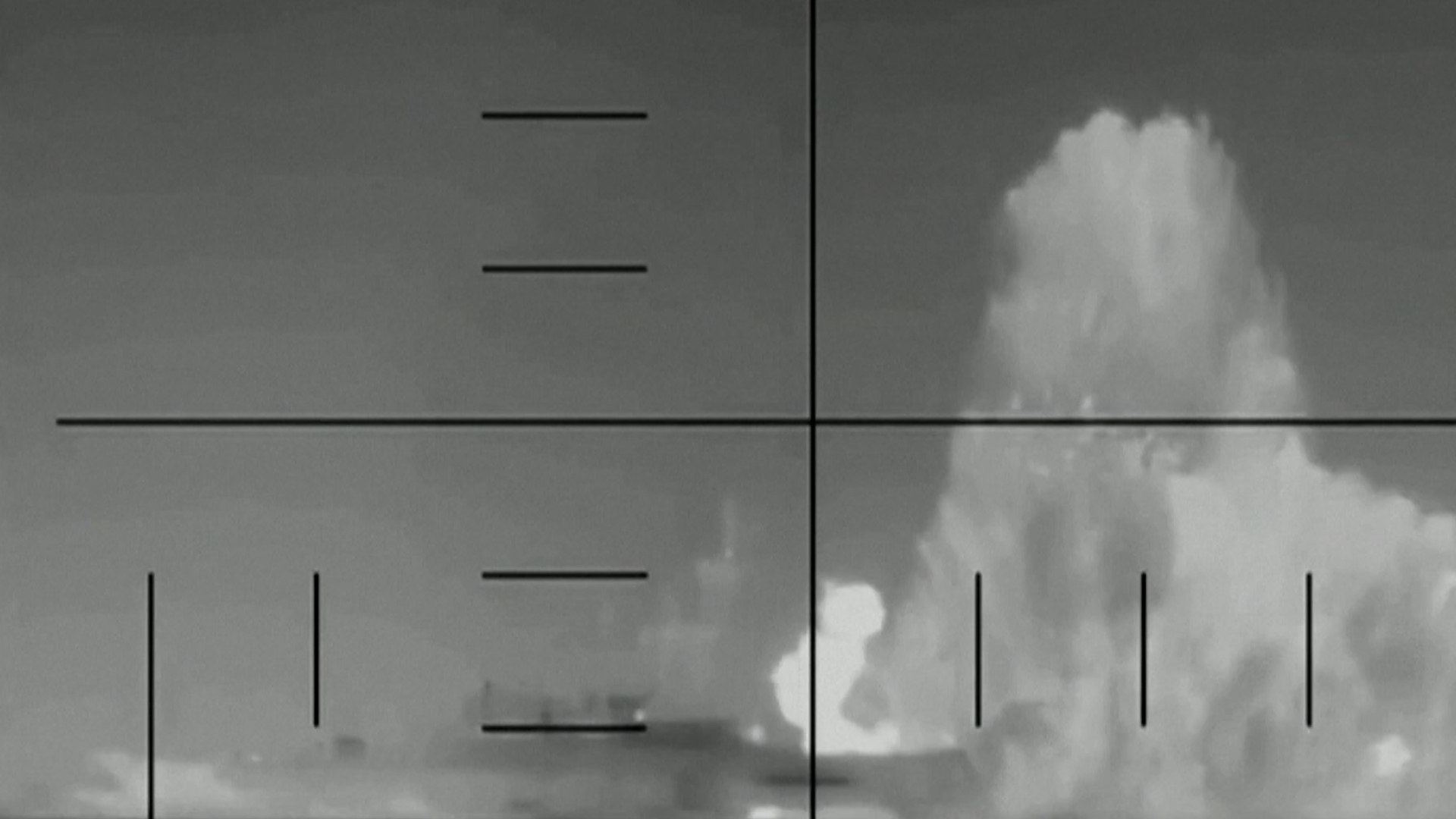 Un submarino estadounidense hundi� un buque de guerra iran� en el oc�ano �ndico, mientras Washington e Israel intensificaban el mi�rcoles sus bombardeos contra las fuerzas de seguridad iran�es y otros s�mbolos del poder. A medida que la guerra se extend�a una vez m�s, Teher�n prometi� destruir por completo la infraestructura militar y econ�mica de Oriente Medio.
El ritmo de los ataques contra Ir�n fue tan intenso que la televisi�n estatal anunci� que se pospondr�a la ceremonia f�nebre por el l�der supremo iran�, el ayatol� Al� Jamenei, que muri� en el conflicto. Millones de personas asistieron al funeral de su predecesor, el ayatol� Ruhollah Jomeini, en 1989.
Adem�s de atacar Teher�n en el quinto d�a del conflicto, Israel golpe� al grupo militante Hezbol�, respaldado por Ir�n, en el L�bano, mientras que Ir�n dispar� contra Bar�in, Kuwait e Israel. A medida que el conflicto se intensificaba, Turqu�a afirm� que las defensas de la OTAN interceptaron un misil bal�stico lanzado desde Ir�n antes de que entrara en el espacio a�reo turco.