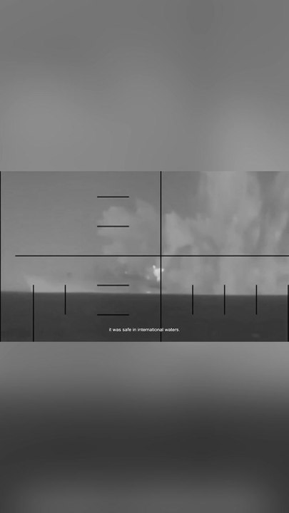 Moment US submarine sinks Iranian warship