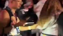 🎤🚨 Videos que circulan en redes muestran el momento en que Shakibecca habría sido retirada por personal de seguridad durante el concierto de Shakira en la Ciudad de México.