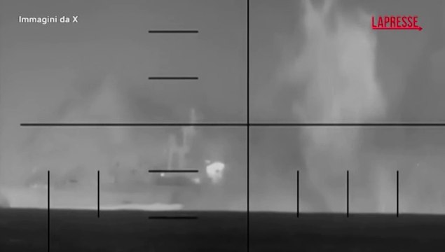 Iran, nave da guerra di Teheran colpita da un sottomarino Usa: le immagini del Pentagono