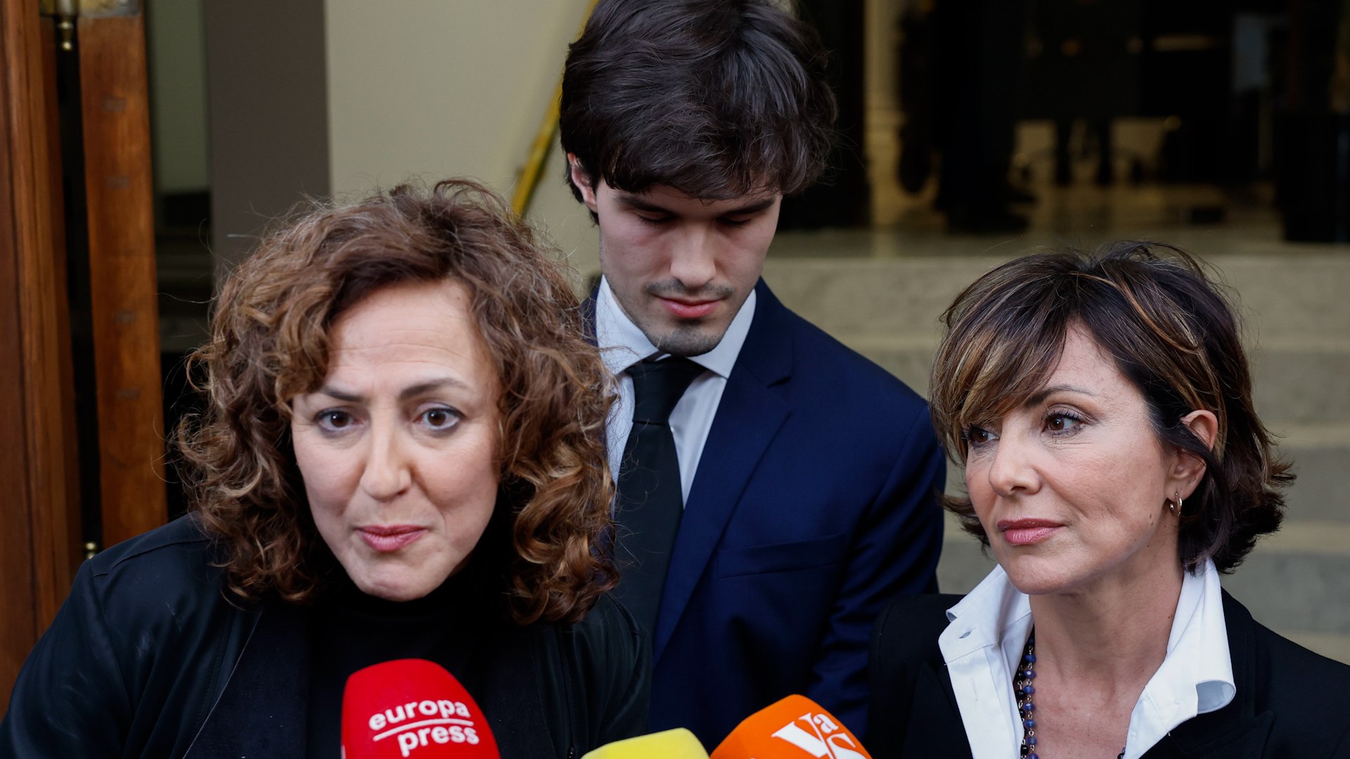 Madrid ha despedido este mi�rcoles a uno de sus cronistas m�s ilustres en una jornada marcada por el respeto y la profunda admiraci�n profesional. La capilla ardiente de Fernando �nega, instalada en la Casa de Galicia, ha servido de punto de encuentro para personalidades del m�s alto nivel y compa�eros de profesi�n que han querido rendir tributo al hombre que puso palabras a la Transici�n espa�ola.
Hacia las seis y media de la tarde, los tres hijos del periodista, Sonsoles, Cristina y Fernando, salieron a las puertas del recinto para agradecer p�blicamente el apoyo recibido. En un momento de gran carga emotiva, Sonsoles �nega ha destacado la generosidad de su progenitor con quienes empezaban en el oficio. Seg�n recogen las fuentes, la presentadora afirm�: "Nos hab�is hecho estar muy orgullosos de nuestro padre, que fue tambi�n un poco padre de esta profesi�n y de todos vosotros; y ha sido emocionante escucharos y saber que siempre tuvo un minuto para escuchar a cada uno de los compa�eros con los que trabaj�. Ojal� podamos seguir y continuar su legado".
Por su parte, Cristina �nega tambi�n ha querido expresar su agradecimiento personal y familiar por la calurosa respuesta de la sociedad madrile�a y el sector period�stico: "Muchas gracias por todos las muestras de cari�o que hemos recibido y por todos los mensajes". Adem�s, la familia ha tenido un reconocimiento especial hacia el personal sanitario del Hospital Ram�n y Cajal por el trato humano y profesional brindado al veterano periodista en sus �ltimos momentos.
La relevancia de Fernando �nega en la historia pol�tica de Espa�a ha quedado patente con la visita de la reina Letizia y el presidente del Gobierno, Pedro S�nchez, quienes han acudido a dar el p�same a los familiares. Los documentos subrayan que �nega no solo fue un referente informativo, sino el creador de hitos comunicativos como el c�lebre eslogan electoral de Adolfo Su�rez, 'Puedo prometer y prometo', que marc� un antes y un despu�s en la democracia espa�ola.
La capilla ardiente, que ha permanecido abierta hasta las 21:00 horas, ha reflejado el sentimiento generalizado de que, con la partida del comunicador lucense, se cierra una etapa dorada del an�lisis pol�tico en nuestro pa�s. Sus hijos han manifestado sentirse "emocionados y conmovidos por el cari�o (recibido)", destacando que el respeto mostrado por la prensa les ha hecho sentir "muy orgullosos" de la trayectoria de su padre.