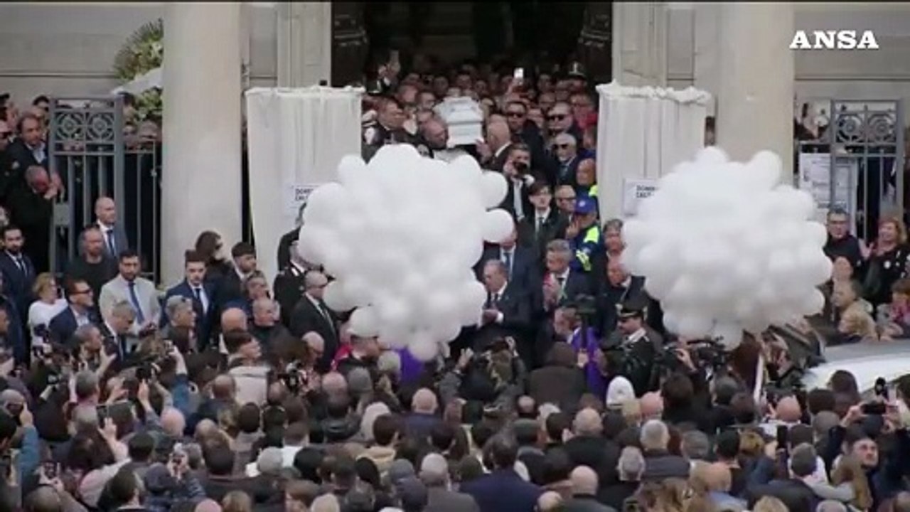 L'ultimo saluto a Domenico, in piazza risuona "Guerriero" di Mengoni