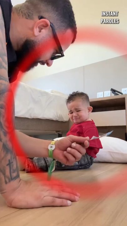 Ce petit garçon vivant avec un handicap parvient à attraper un objet pour la première fois